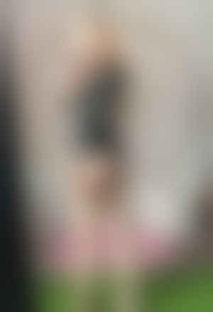 Jeune t-girl blonde aime s’amuser à Montreuil