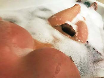 94130 : Bonne transex à baiser dans la baignoire