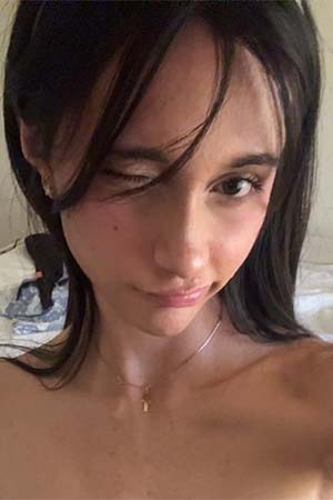 Clin d&rsquo;oeil complice d&rsquo;une trans-femme active sur Coulommiers